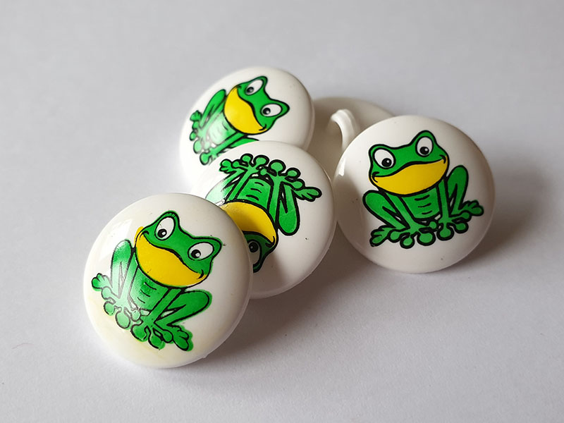 www.knopfparadies.de - k658 - Kinderknöpfchen aus Kunststoff mit sitzendem Frosch