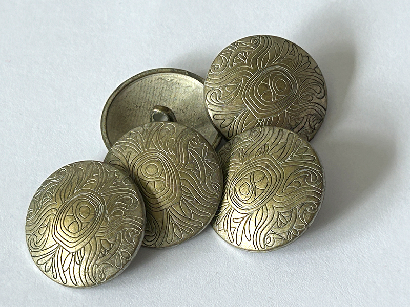 Metallknöpfe in ungewöhnlicher Messing-Silber-Färbung mit feinem Ornament