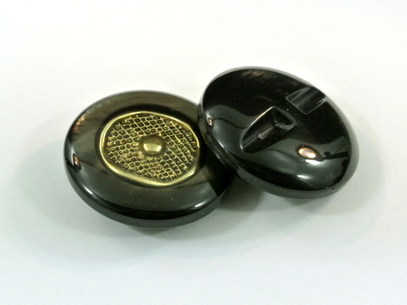 Beeindruckender Mantelknopf