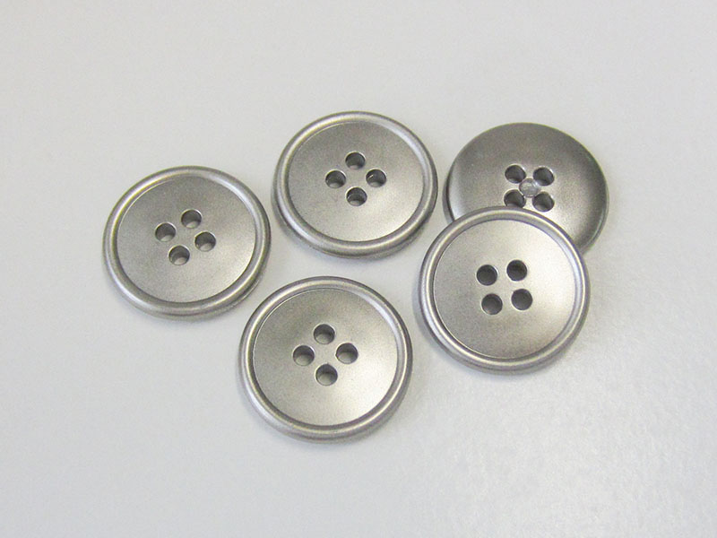 www.Knopfparadies.de - 3307si - Metallisch silber schimmernde Kunststoffknöpfe mit vier Knopflöchern