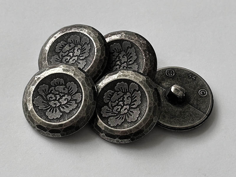 www.knopfparadies.de  - 0505si - Vintage Metallknopf alt silber Blume Pfingstrose Rosenmotiv