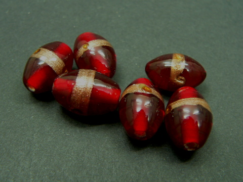 Handgearbeitete rote Glasperle