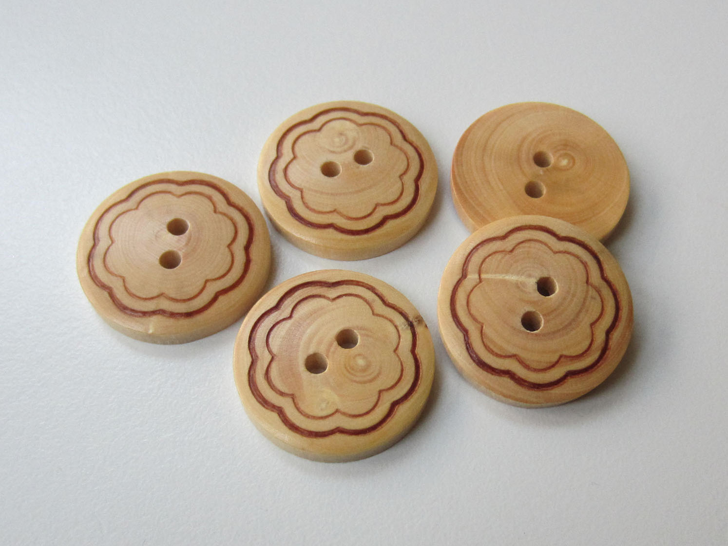 Brauner Zweiloch Holz Knopf mit Blumen Muster