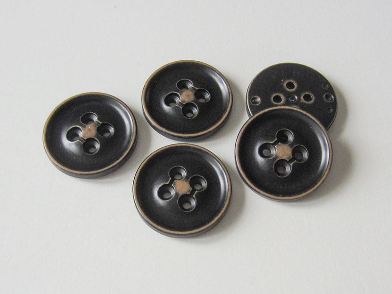 www.Knopfparadies.de - 1665db - Sehr große dunkelbraune Vierlochkunststoffknöpfe in Used Optik