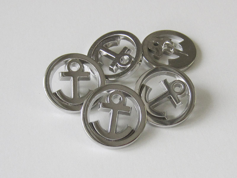 www.knopfparadies.de - 5914si - Glänzend silberfarbene Metallknöpfe mit Durchbruchmuster: Anker