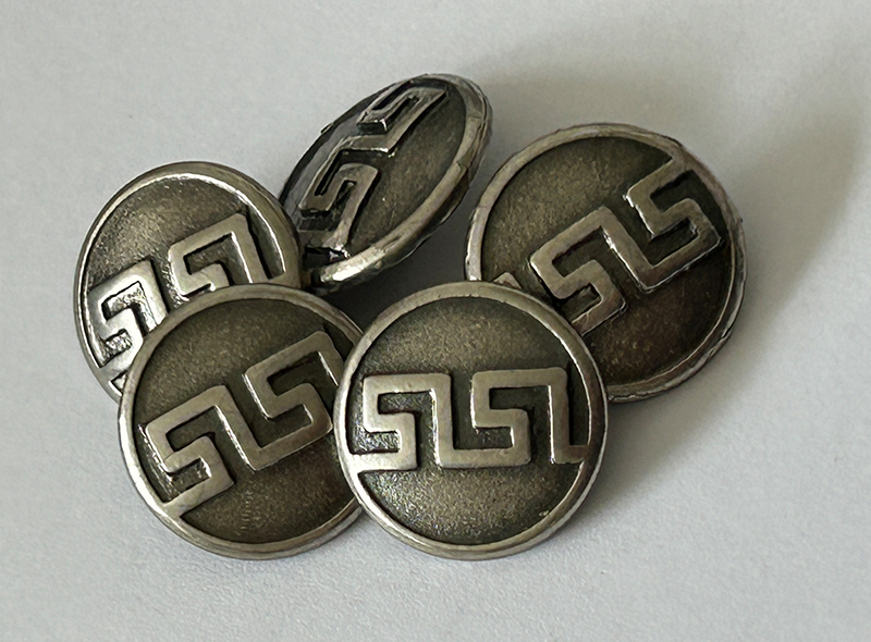 www.knopfparadies.de - k263as - Kleiner altsilberfarbener Metallknopf mit Mäandermuster