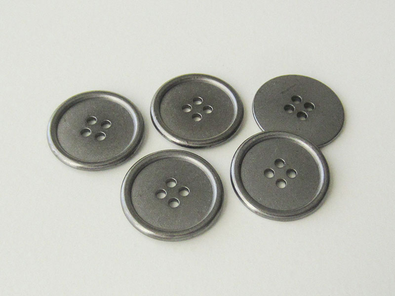 www.Knopfparadies.de - 3222ch - Chromfarbene Vierlochknöpfe aus Metall mit kleinen Mängeln