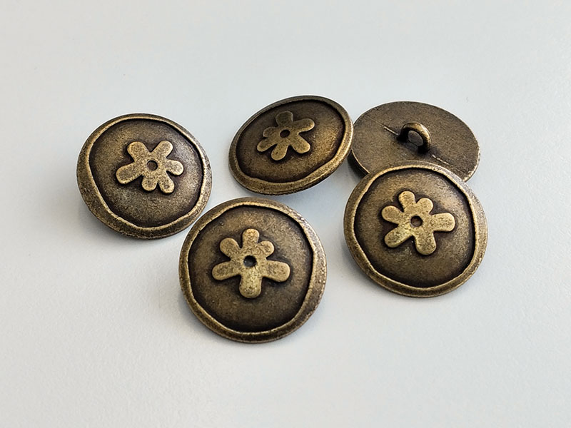 www.knopfparadies.de - 3739am - Altmessingfarbene Metallknöpfe mit nostalgischem Blütenmotiv