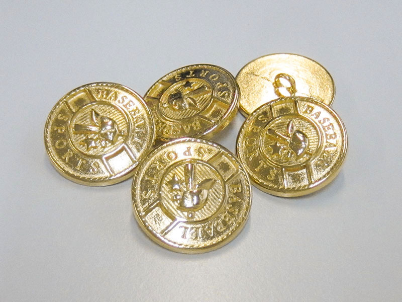 Goldfarbener Wappenknopf aus Metall