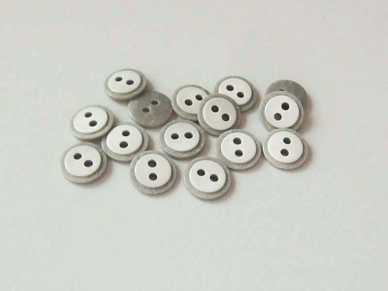 www.knopfparadies.de - 3620gr - Graue Blusenknöpfe aus Kunststoff mit zwei Löchern