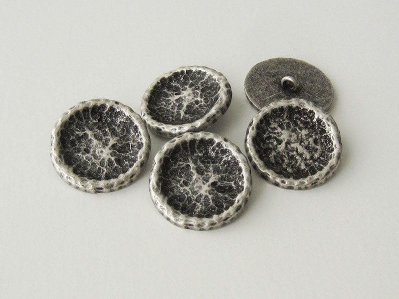 www.knopfparadies.de - 2552as - Ausgefallene Metallknöpfe in altsilber