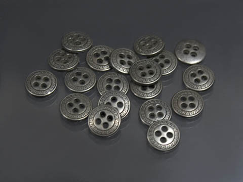 Eisenfarbener Metallknopf mit Mäanderborte