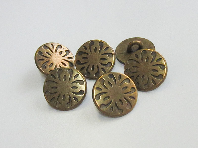 Kleiner altmessingfb. Metallknopf