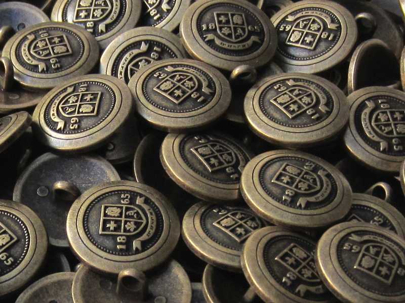 Altmessingfarbener Blazer Knopf mit Wappen "1865"