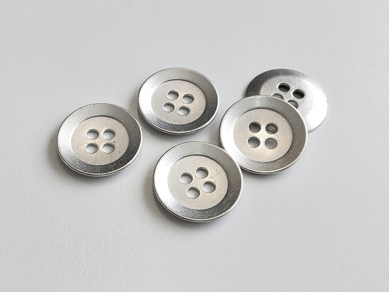 www.knopfparadies.de - 6360ms - Matt silberfarbene Metallknöpfe mit vier Löchern