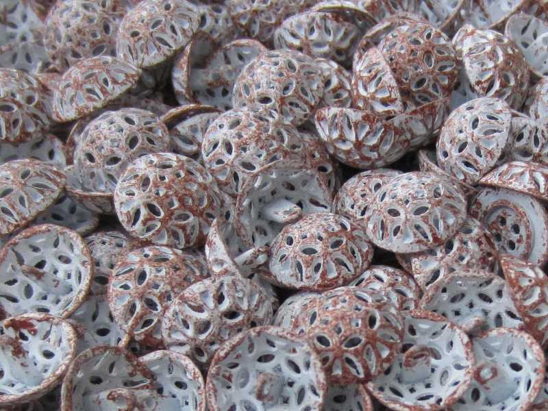 "Verrosteter" weißer Metall Knopf in Antik Optik