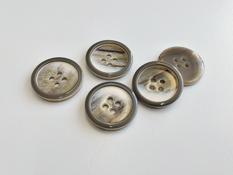 Herbstliche Kunststoffknöpfe mit vier Löchern: beige, weiß, braun und olive marmoriert