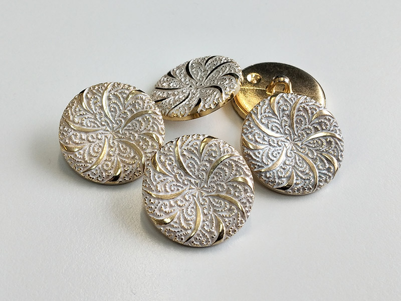 www.knopfparadies.de  - 4532wg - Gold und weiß gehaltene Kunststoffknöpfe mit filigranem Muster