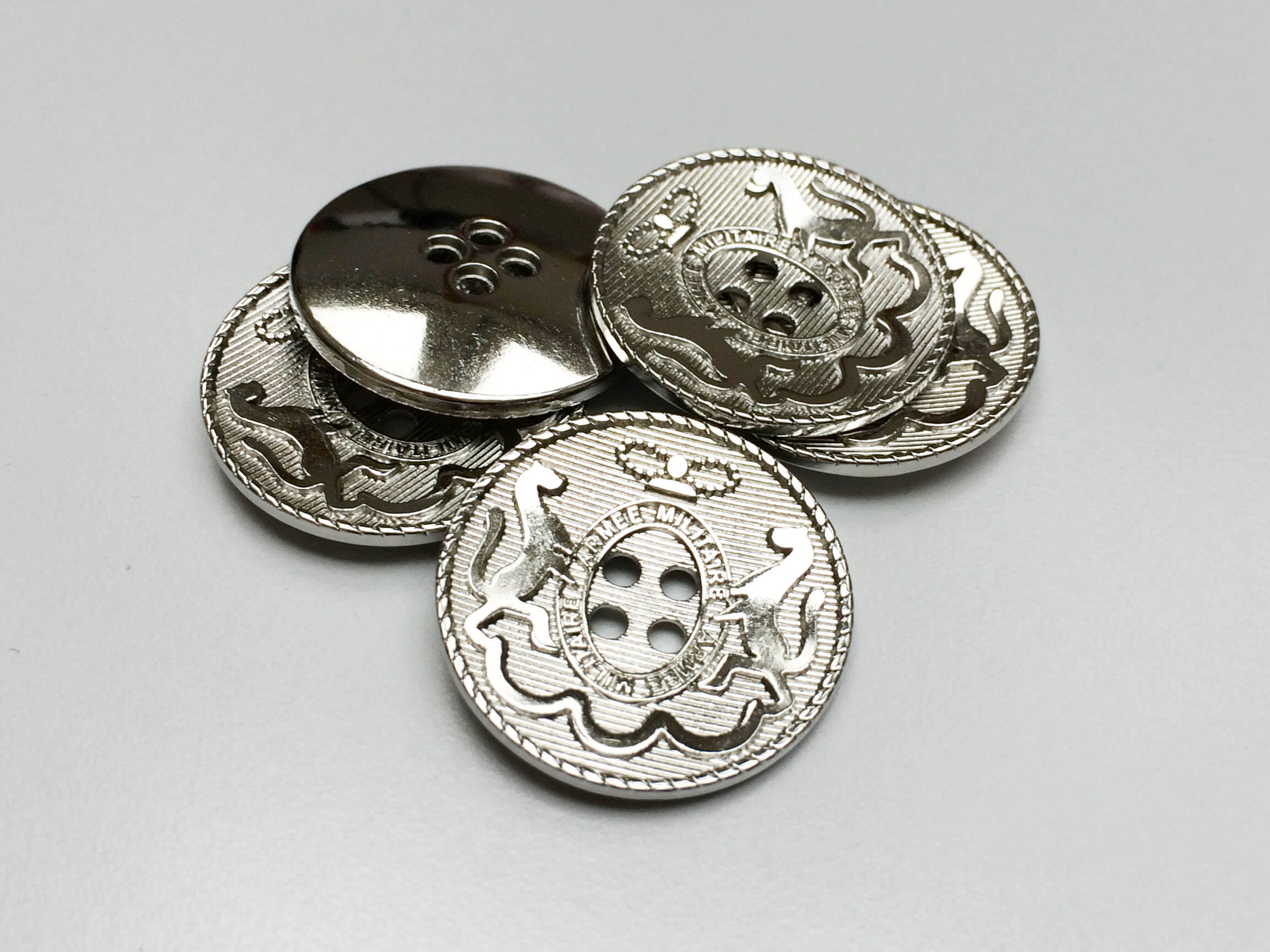 Eleganter Vierloch Wappen Metall Knopf mit Pferden