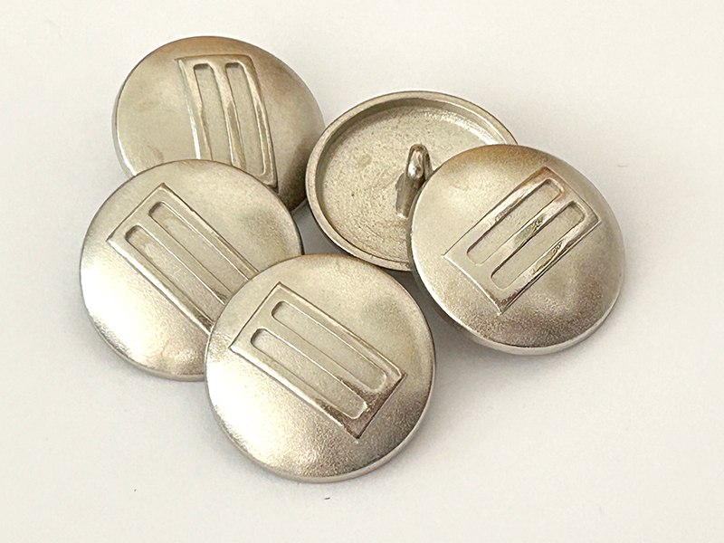 Edler Metallknopf in mattem Silber