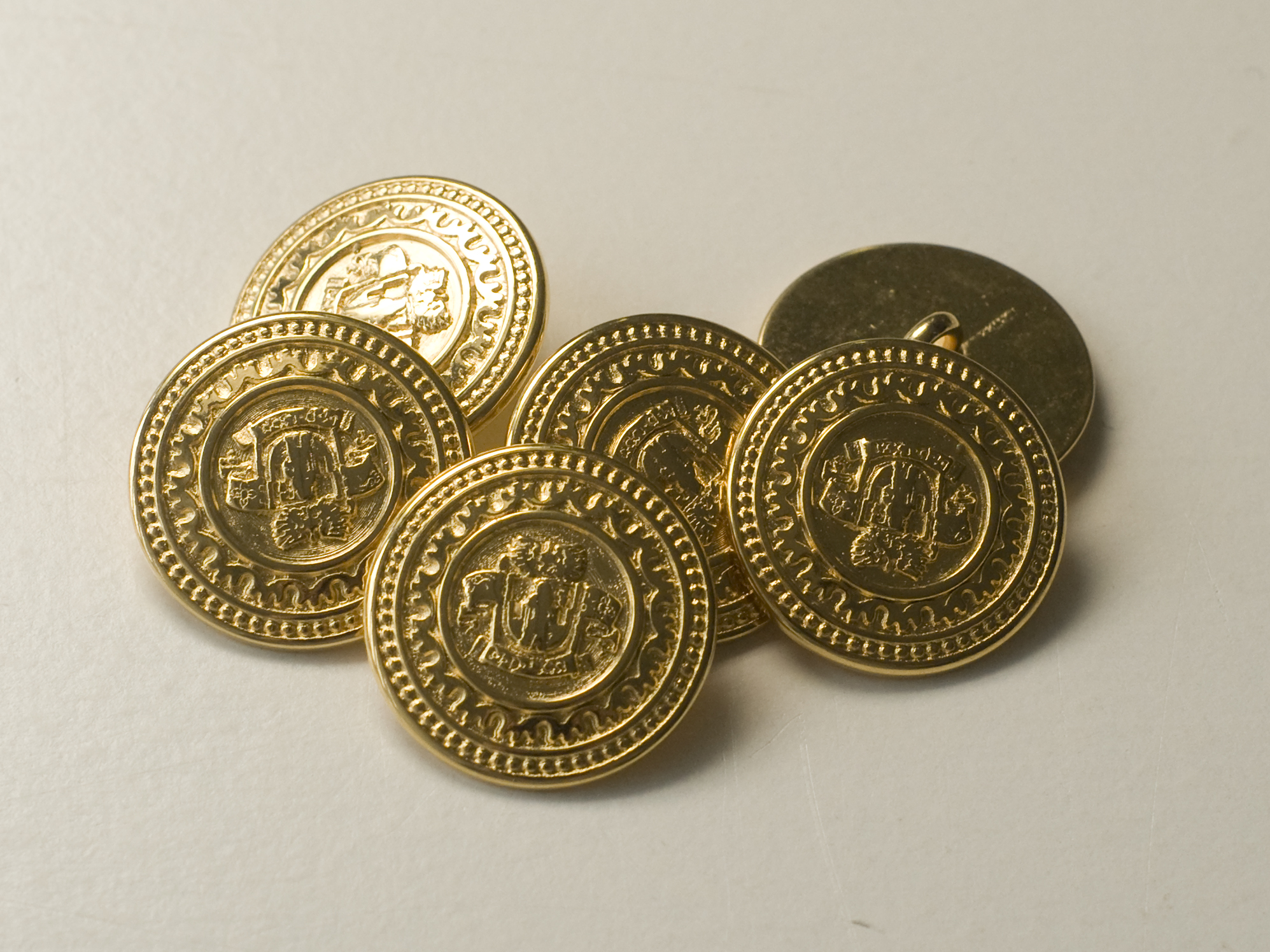 Metallknöpfe mit majestätischem Motiv
