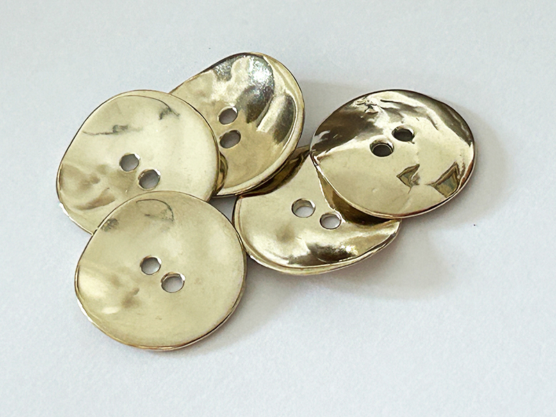 Metallknopf helles Gold organisch gewellte Oberfläche 2-Loch