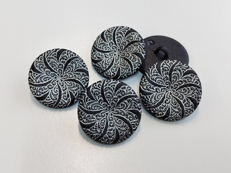 www.knopfparadies.de - 4532ss - Wunderschön gemusterte Kunststoffknöpfe in Schwarz und Silber