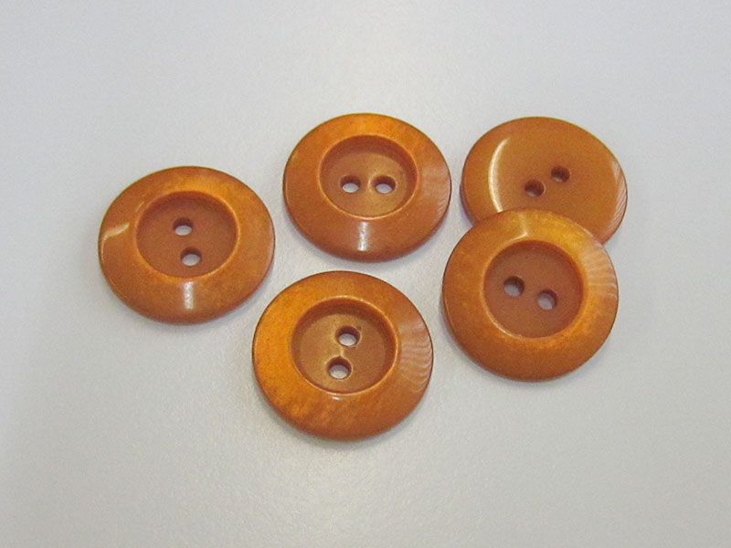 www.Knopfparadies.de - 5963br - Zweilochknöpfe aus Kunststoff wie Perlmuttknöpfe in Hellbraun / Orange