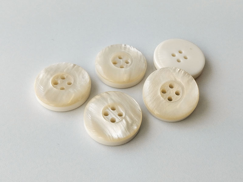 www.knopfparadies.de - 0102cr - Cremefarbene Kunststoffknöpfe mit vier Löchern und breitem Rand