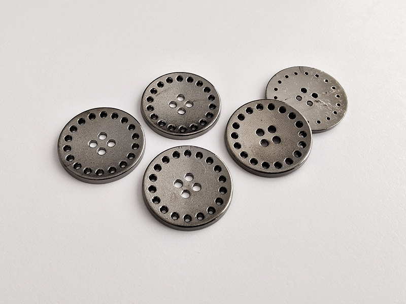 www.knopfparadies.de - 4600ch - Chromfarbene, flache Vierlochknöpfe aus Metall - B-WARE!