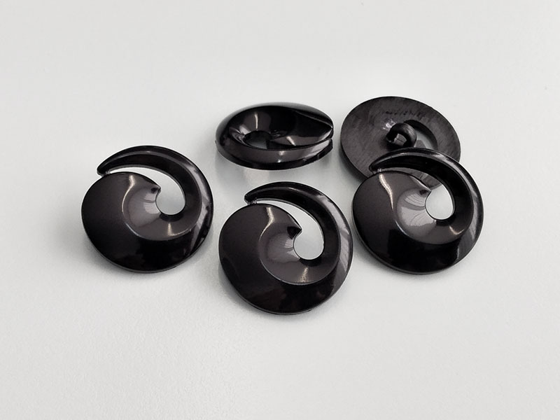 www.knopfparadies.de - 3903sc - Schwarze, spiralförmige Kunststoffknöpfe mit Durchbruch