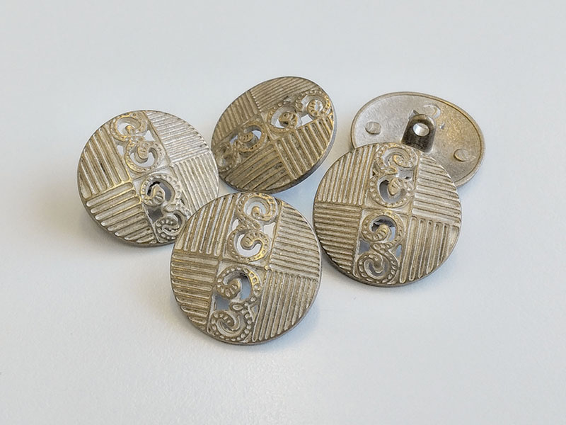 Messingfarbene Metall Knöpfe, leicht gekalkt wirkend mit nostalgischem Design