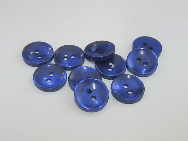 Hübsche Zweilochknöpfe aus Kunststoff in blau schimmernder Perlmuttoptik