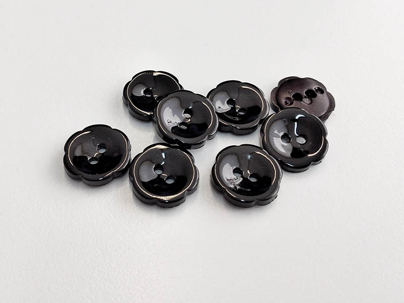 www.knopfparadies.de - 4716sc - kleine schwarze Kunststoffknöpfe in Blütenform