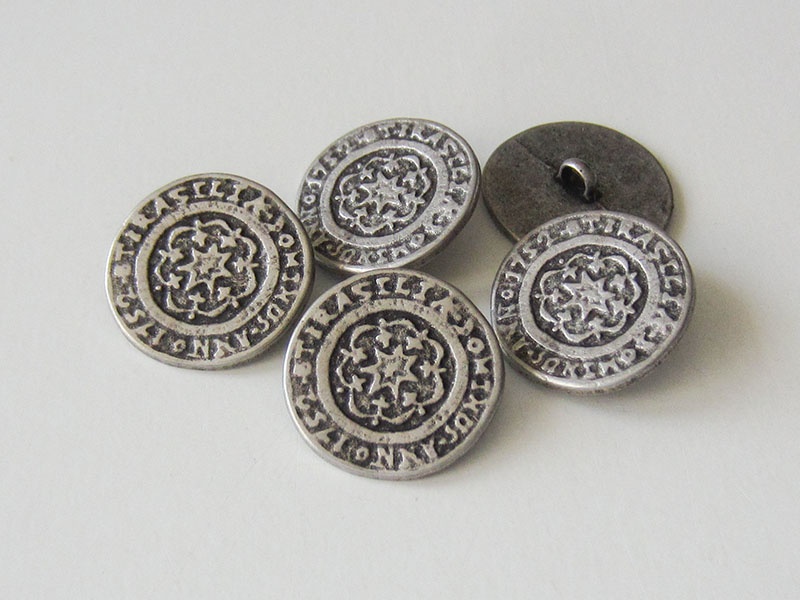 www.Knopfparadies.de - 0321as - Älter wirkende altsilberne Ösen Metallknöpfe mit Stern Motiv und Inschrift