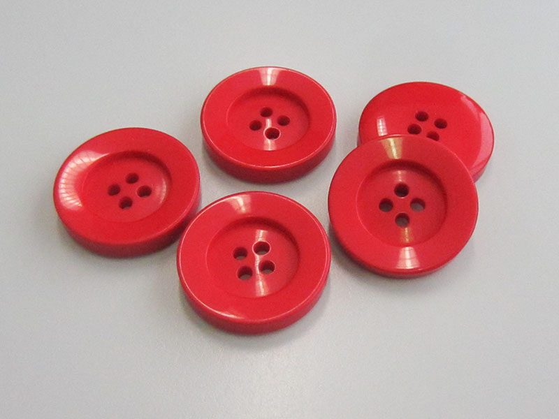 www.Knopfparadies.de - 5906ro - Elegante große Vierloch Mantelknöpfe aus Kunststoff in Rot