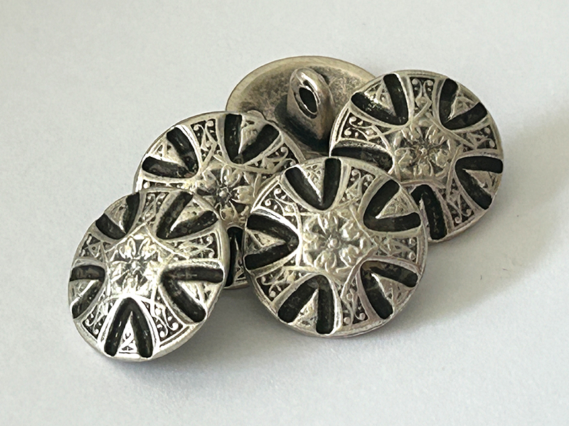 www.knopfparadies.de - d621as - Altsilberfarbener Metallknopf im Stil eines alten Trachtenknopfes