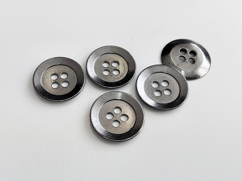 www.knopfparadies.de - 6360ch - Chromfarbene Metallknöpfe mit vier Löchern