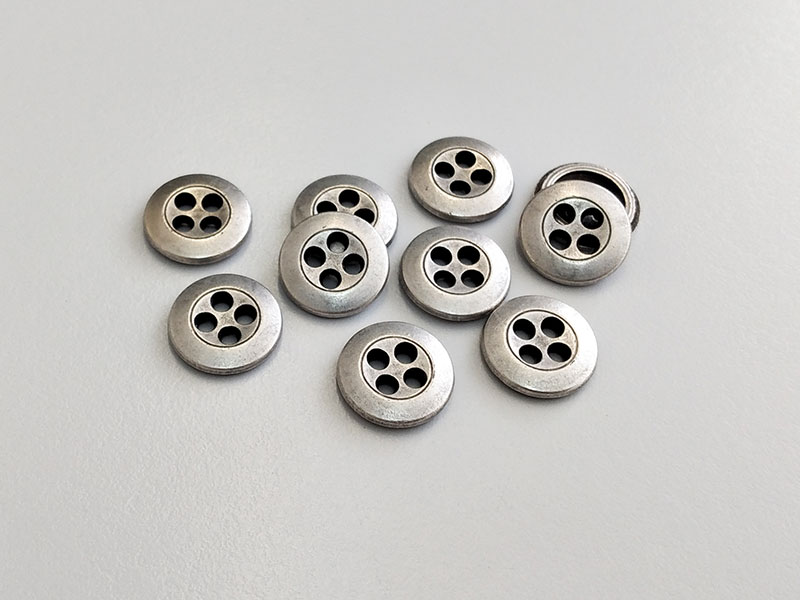 www.knopfparadies.de - 6514as - Altsilberfarbene, kleine Metallknöpfe mit vier Knopflöchern