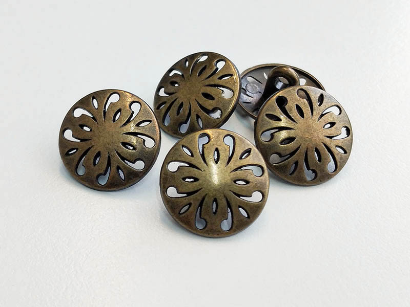 www.knopfparadies.de - 0601me - Altmessingfarbene Metallknöpfe mit Durchbruchmuster