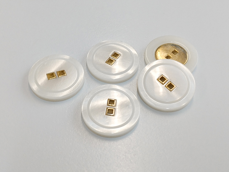 www.knopfparadies.de - 6063gw - Weiß schimmernde Zweilochknöpfe mit goldfarbenen Knopflöchern