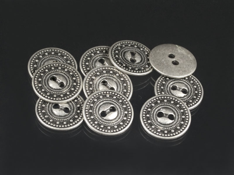 Klassisch gemusterter altsilberfb. Metallknopf