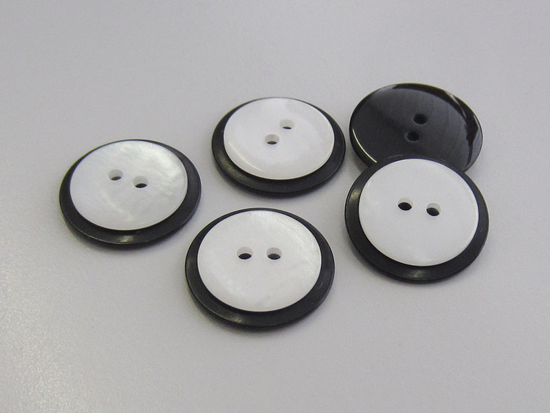 www.Knopfparadies.de - 4413ps - Elegante schwarz perlmutt-weiße Zweilochknöpfe aus Kunststoff