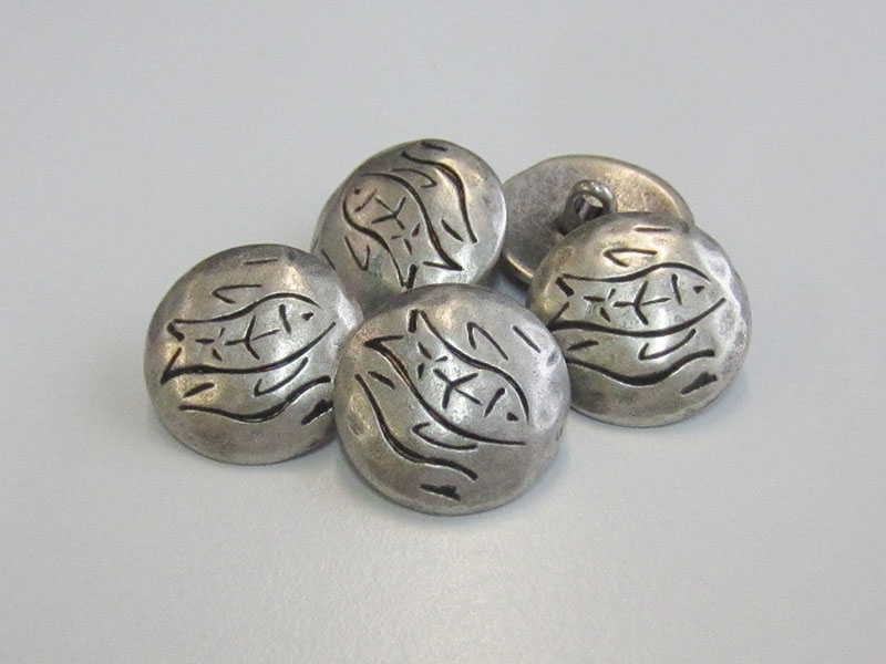 Metallknopf mit Fisch-Motiv