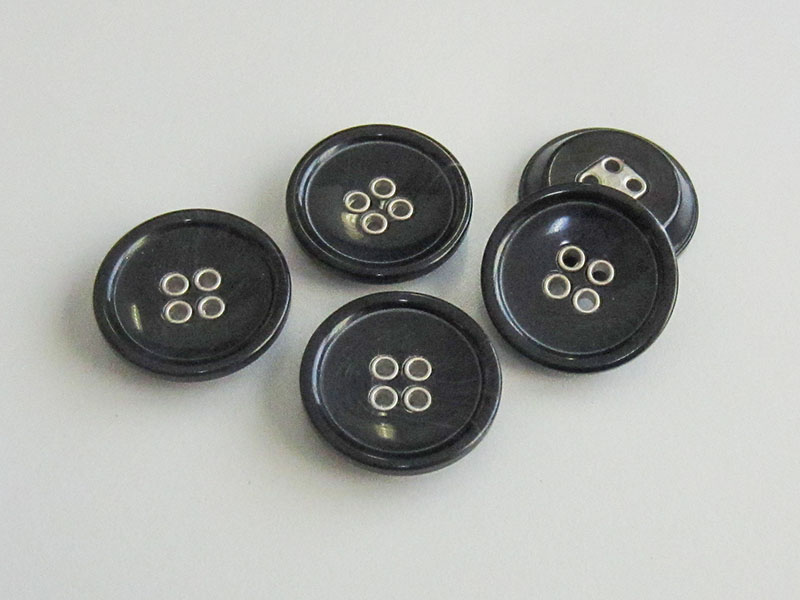 www.knopfparadies.de - 5981ss - Schwarze Kunststoffknöpfe mit silberfarbenen Knopflöchern