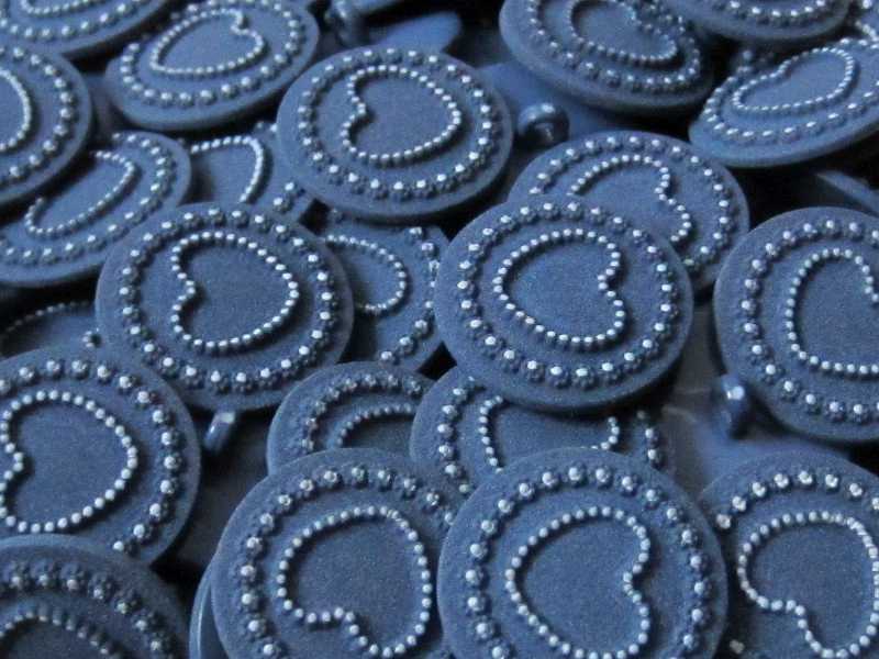 Bezaubernder blau weißer Kunststoff Knopf mit Herz