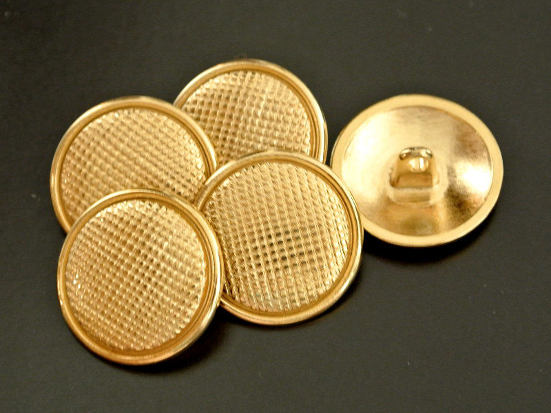 Interessante goldfarbene Metallknöpfe mit Gittermuster