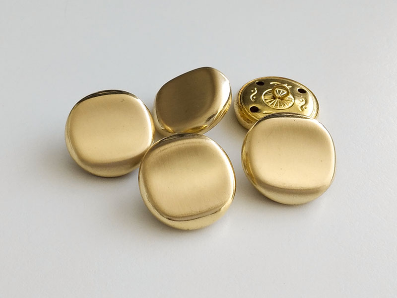 Elegante hohle matte Goldknöpfe aus Metallblech