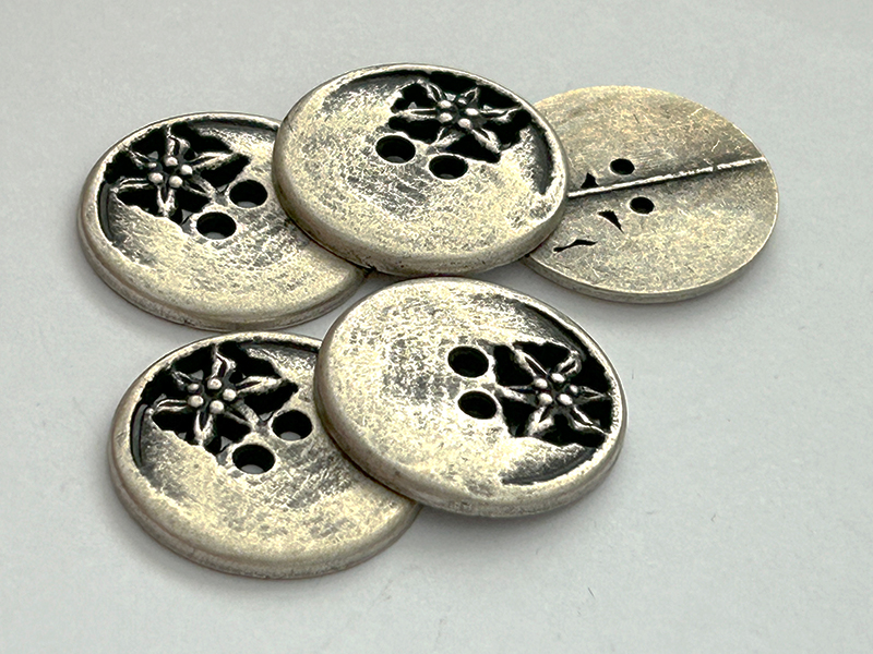 Flacher Trachtenknopf aus Metall mit Edelweiß in Altsilber