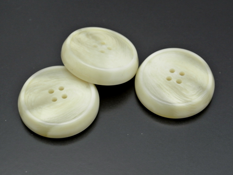Recht großer naturweiß-beige gefederter Knopf